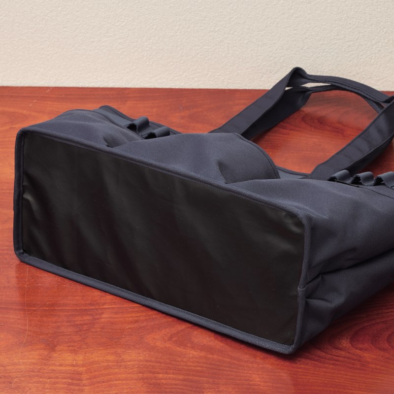 Lightweight yet large-capacity laptop and tool bag